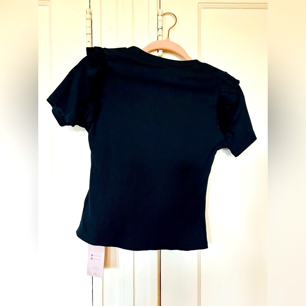 Solid black short sleeve shirt, ribbed, form fitting